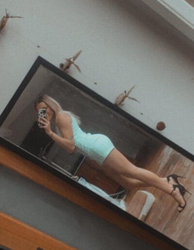 Lola in mirror selfie
